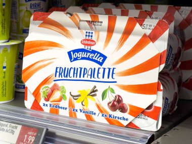 Çilek, vanilya ve vişne aromalı yoğurt paketi..