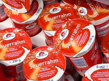 Market buzdolabında ekşi krema ambalajı görüntüsü.