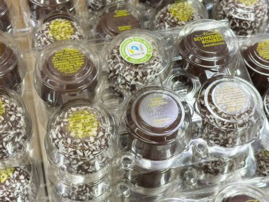 Hindistan cevizi çikolatası market vitrininde temiz ambalajda ikram edilir..