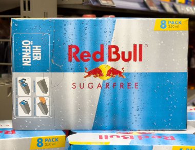Red Bull enerji içeceği şekersiz içecek ambalajı sergisi.