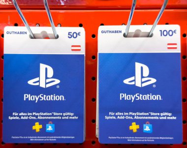 Euro değerleri ve depolama özellikleri sergilenen Playstation hediye kartları.