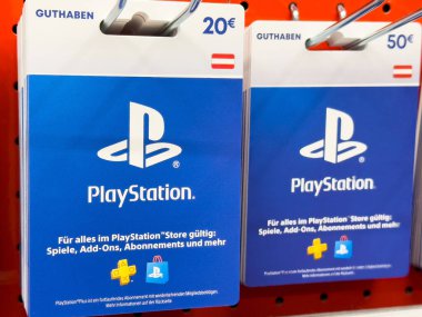 Oyun alışverişleri için perakende rafında gösterilen Playstation mağaza kartları.