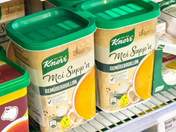 Knorr mei marketin rafında sebze bulyon ambalajı.