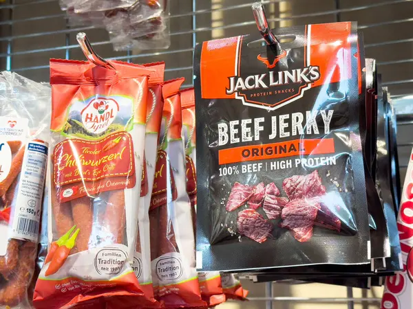 Perakende satış ortamında gösterilen paketlenmiş et abur cuburlarının çeşitliliği.