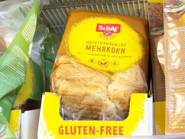Süpermarkette glütensiz çoklu tahıllı ekmek.
