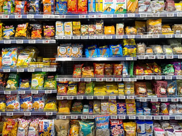 Market raflarında çeşitli abur cubur markaları var..