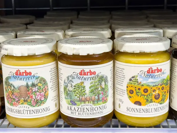 Süpermarket koridorlarında sergilenen Avrupa bal kavanozlarının çeşitliliği.