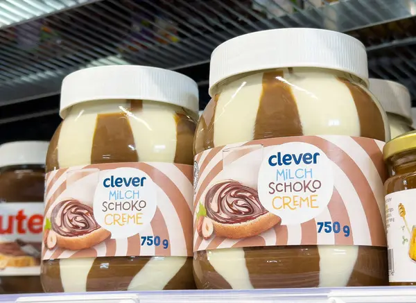 Market rafında çikolata fındık kremalı kavanozlar..