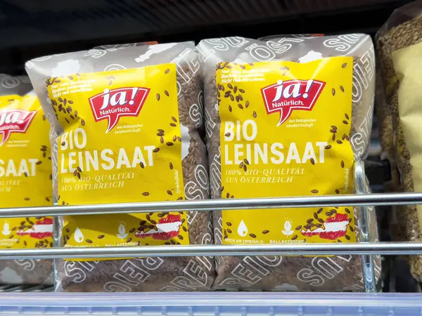 Avustralya 'daki bakkal rafında organik keten tohumu paketleri.