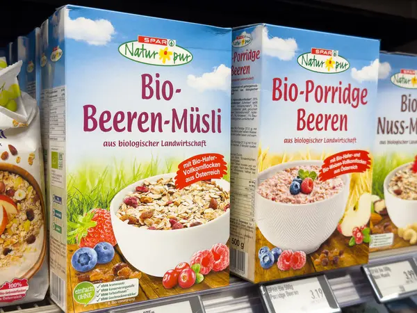 Market rafında organik böğürtlen müsli ve lapa ambalajı sergisi.