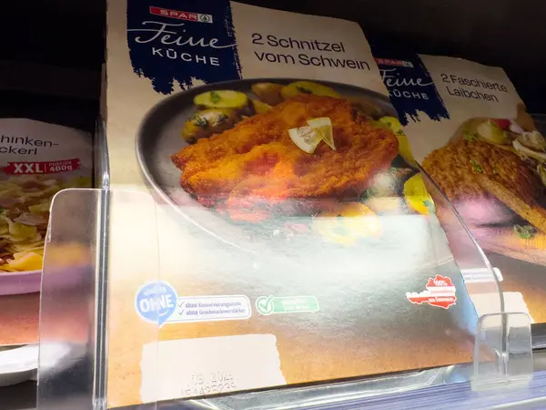 Alman süpermarket vitrininde paketlenmiş domuz şnitzel..