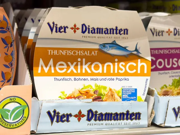 Süpermarket vitrininde Meksika usulü thunfischsalat ambalajı.
