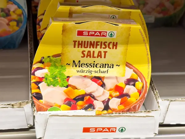 Rafta sebzelerle birlikte dikenli salat messicana aroması..