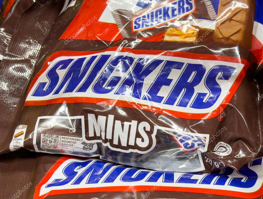 Snickers minis candy bag close-up with logo and nutrition details.