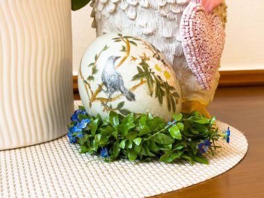 El boyaması dekoratif yumurta, kuş ve çiçek desenli dokuma..