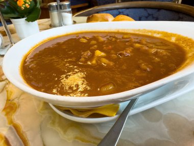 Mermer masada sebzeli bol etli güveç..