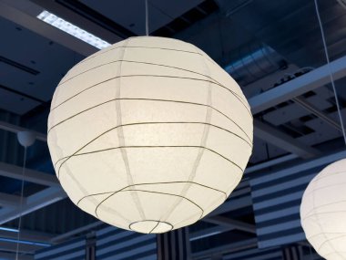 Modern endüstriyel tavan, büyük beyaz kağıt fener kolye ışığı.