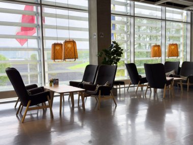 Modern salon alanı şık bir oturma odası ve parlak bir iç mekanda geniş pencereleri var..
