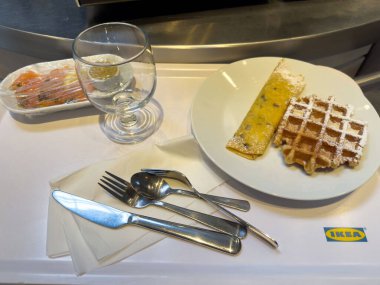 Lokanta tepsisinde krep ve waffle ile nefis kahvaltı tabağı.