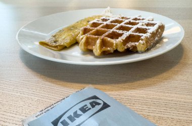 Ikea kafeterya masasında nefis krep ve waffle..