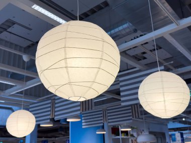 Modern iç tavan tasarımında çağdaş beyaz kağıt fenerler.