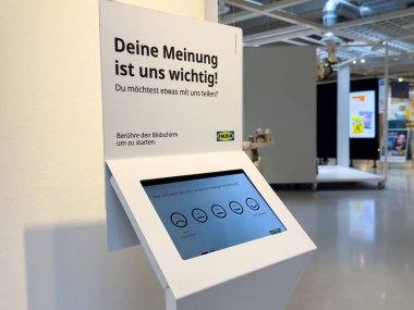Alman dilinde emoji reytingleri ile perakende mağazasında etkileşimli geri besleme kiosku.