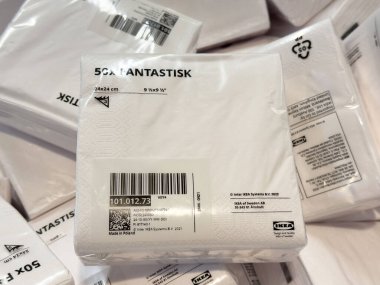 Barkodlu ve damgalı tek kullanımlık beyaz kağıt peçeteler..