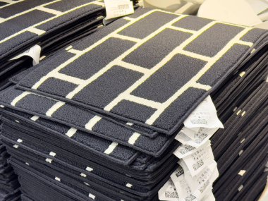 Depoda modern siyah beyaz geometrik desenli kilim yığını.