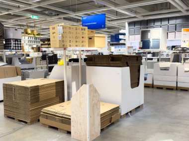 Karton ekranları ve minimalist iç tasarımı olan modern perakende mağazası.