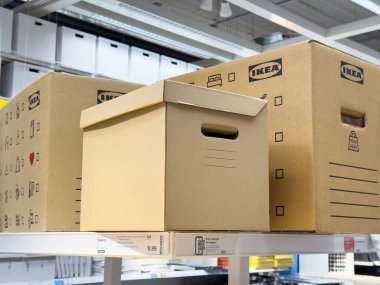 Mağaza ayarlarında Ikea karton depolama kutuları.