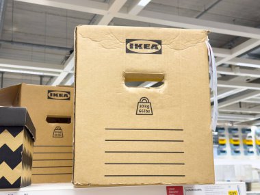 30 kg ağırlık kapasitesi için rafta ikea logosu olan karton kutu..