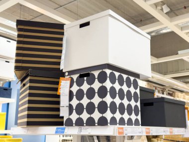 Rafta dekoratif depolama kutuları yığını.