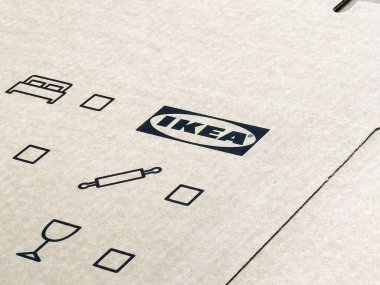 Mobilyalar ve mutfak montajı için ikonlar içeren Ikea karton kutu.
