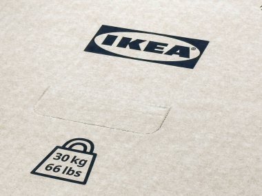 Ağırlık sınırı simgesi ve logo tasarımlı Ikea karton kutusu.
