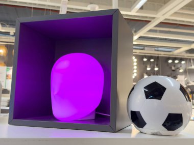 Mor kafa heykeli ve futbol topuyla çağdaş sanat sergisi.