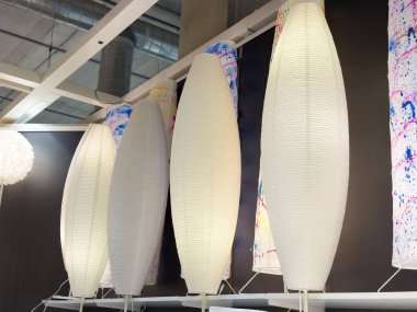 Modern iç tasarımda sanatsal renklere sahip çağdaş silindirik zemin lambaları.