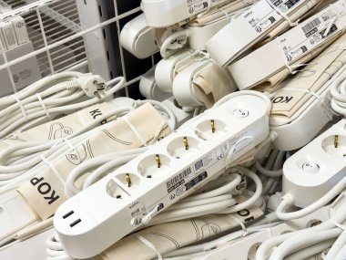 Mağazadaki beyaz elektrik şeritleri birden fazla priz ve uzun kablolar içeriyor.