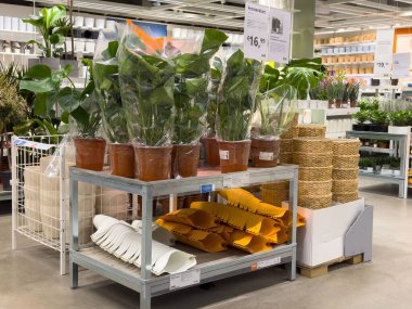 İçinde canavar ve sepetler olan kapalı bir fabrika vitrini..