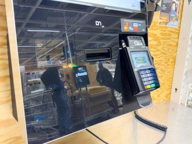 Perakende mağazasında kart ödeme terminali olan otomatik çıkış kiosku.