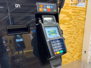 Mağazadaki ödeme terminalinde ikea logosunun kart seçenekleriyle görüntülenmesi.