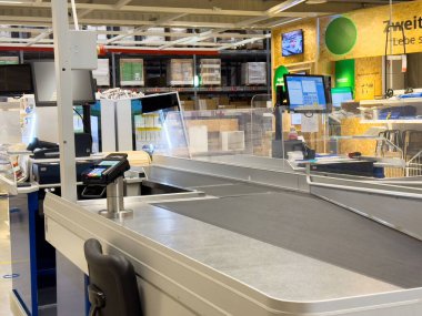 Modern depolama iç kısmında konveyör bandı ile boş perakende kasası.