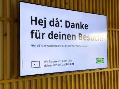 Almanca Ikea mağazası tabelası ve İsveç tahtadan duvarda sergileniyor..