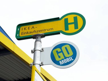 Ikea alışveriş merkezi için toplu taşıma tabelaları ve mobil.