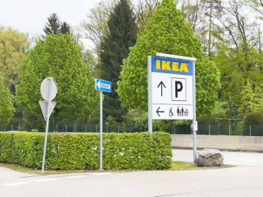 Yeşil açık hava ayarlı Ikea park yeri.