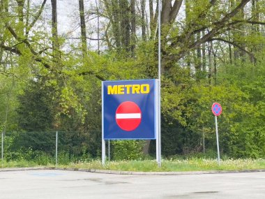 Yemyeşil park alanında giriş sembolü olmayan metro giriş işareti.