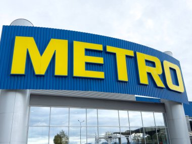 Metro hipermarket dış görünüşü modern perakende mimarisini yansıtan mavi ve sarı tabelalı..