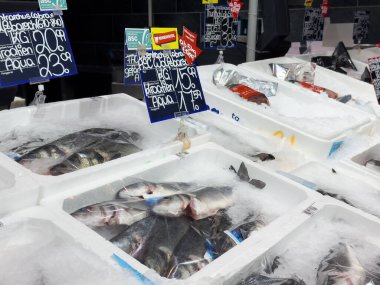 Piyasadaki deniz ürünleri reyonunda taze balıklar sergileniyor..