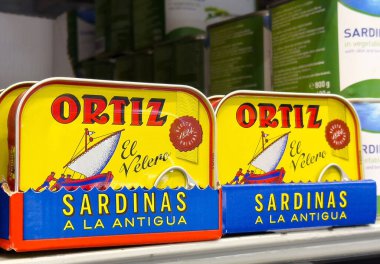 Renkli ortiz sardalya konserveleri rafta.