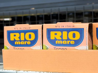 İtalyan süpermarketinde Rio mare ton balığı ambalajı görüntüsü.