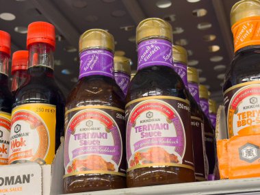 Süpermarket raflarındaki kikkoman soslarının çeşitliliği.